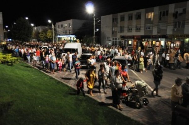 Mii de credincioşi, la procesiunea închinată Moaştelor Sfintei Paraschevi - foto